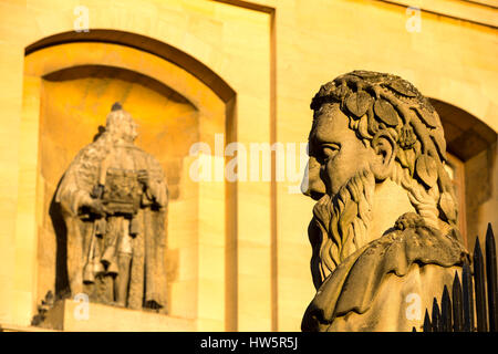 Büsten außerhalb der Clarendon, aufbauend auf der Broad Street, Oxford, Oxford University Press Haus errichtete. Stockfoto