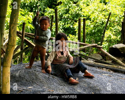 Vietnamesische Kinder. Nationale Minderheiten in Sapa. Bruder und Schwester sind in der Natur spielen. Sapa, Vietnam, Lao Cai Provinz Asien. 4. Mai 2013 Stockfoto