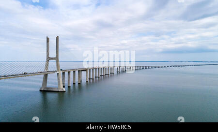 Luftbild von der Vasco da Gama Bridge über den Tejo in Lissabon, Portugal Stockfoto
