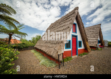 Sehr Klima traditionelle Häuser Madeira befindet sich in Santana. Charakteristischen, strohgedeckten, Dreieck Dächer sind Symbole von Madeira Stockfoto