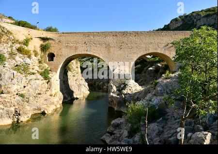 Frankreich, Herault, der Causses und der Cevennen, mediterranen Agro pastorale Kulturlandschaft, als Weltkulturerbe von der UNESCO, Saint Guilhem Le Desert, beschriftet Les Plus beaux villages de France (Schönste Dörfer Frankreichs), die Schluchten des Herault River an der Pont du Diable (Devils Bridge) Stockfoto