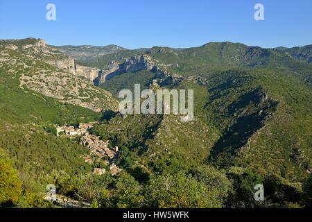 Frankreich, Herault, der Causses und der Cevennen, mediterranen Agro pastorale Kulturlandschaft, als Weltkulturerbe von der UNESCO, Saint Guilhem Le Desert, beschriftet Les Plus beaux villages de France (Schönste Dörfer Frankreichs), das Tal von gellone und das Dorf in den Höhlen der die Berge der Infernet Stockfoto