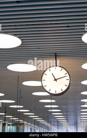 Dänemark, Zealand, Kopenhagen, Kopenhagen Intertnational Flughafen, Innere des Terminal 2 mit Uhr Stockfoto