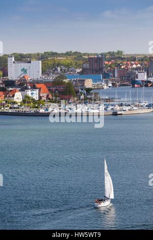 Dänemark, Fünen, Svendborg, erhöhten Blick auf die Stadt mit Segelboot Stockfoto