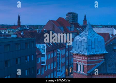 Dänemark, Fünen, Odense, erhöhte Stadtansicht über Norregade Street, Morgendämmerung Stockfoto