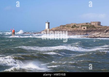 Frankreich, Finistere, Iroise-See, regionaler Naturpark Armorique, Le Conquet, Kermorvan Leuchtturm und Pointe, stürmischer Tag Stockfoto