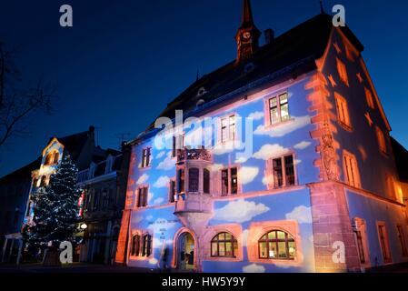 Frankreich, Haut Rhin, Guebwiller, Rue De La République, Rathaus aus dem Jahre 1514, Projektion auf die Facad, Noel Bleu, Illuminationen video-mapping Stockfoto