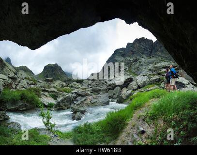 Frankreich, Savoie, Haute Tarentaise paar Wanderer macht eine Pose vor den kleinen Bach Stockfoto