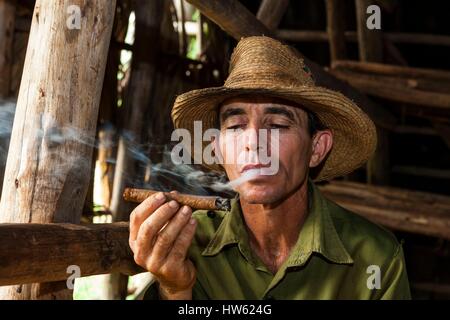 Kuba, Provinz Sancti Spiritus, Trinidad de Cuba, Weltkulturerbe der UNESCO, Mann raucht eine Zigarre Stockfoto