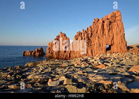 Italien, Sardinien, Arbatax, Tyrrhenischen Meer, wilde felsige Küste, Strand Rocce Rosse, antike rote Porphyr, massiven roten Felsen bei Sonnenuntergang, Löcher in den Felsen Stockfoto