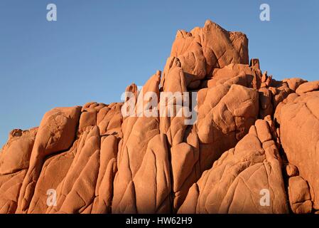 Italien, Sardinien, Tyrrhenischen Meer, Arbatax, wilde Felsküste, Rocce Rosse, antike rote Porphyr, massiven roten Felsen Sunset beach Stockfoto