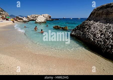 Italien, Sardinien, Tyrrhenischen Meer, Golf von Orosei, Nationalpark Gennargentu, wilden Bucht und weißer Sandstrand, Touristen am Strand Stockfoto