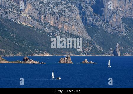 Italien, Sardinien, Tyrrhenischen Meer, Golf von Orosei, Gennargentu National Park, der wilden Küste Klippe, Boot Reisen entlang der Felsen Stockfoto