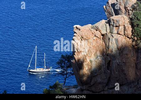 Italien, Sardinien, Tyrrhenischen Meer, Golf von Orosei, Gennargentu National Park, der wilden Küste Klippe, Boot Reisen entlang der Felsen Stockfoto