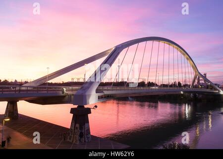 Spanien, Andalusien, Sevilla, Guadalquivir-Becken und Barqueta-Brücke, erbaut von Juan Jose Arenas und Marcos J. Pantaleon für die Ausstellung 1992 Stockfoto