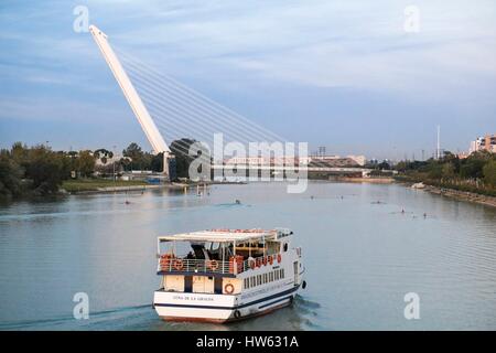 Spanien, Andalusien, Sevilla, Becken des Guadalquivir und den Alamillo Brücke von Architekt Santiago Calatrava für die Internationale Ausstellung von 1992 gebaut Stockfoto