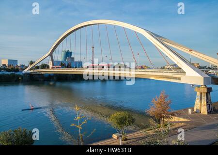 Spanien, Andalusien, Sevilla, Guadalquivir Becken und Barqueta Brücke gebaut von Juan Jose Arenen und Marcos J. Pantaleon für die Ausstellung 1992 im Hintergrund, Isla de la Cartuja. Stockfoto