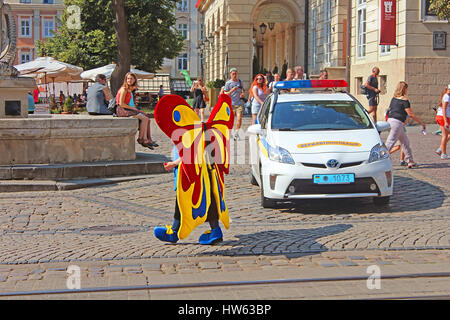LVIV, UKRAINE - 17. Juli 2015: Mann im Kostüm des Schmetterling im historischen Stadtzentrum von Lviv, Ukraine Stockfoto