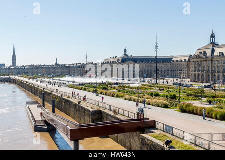 Gegend von Frankreich Gironde Bordeaux klassifiziert Weltkulturerbe der UNESCO mit Blick auf das Wasser-Spiegel und der Place De La Bourse seit Stockfoto