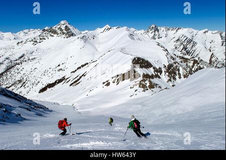 Gruppe auf Tournee Skifahrer an den Hängen des Praroussin, im Grunde der Leiter der Pelvas 2929m, Val Pellice, Piemont, Italien Stockfoto