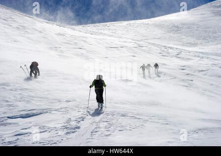 Italien, Piemont, Val Pellice, Gruppe von Backcountry Skifahrer zu den Gipfelhang 2675 m Praroussin Stockfoto