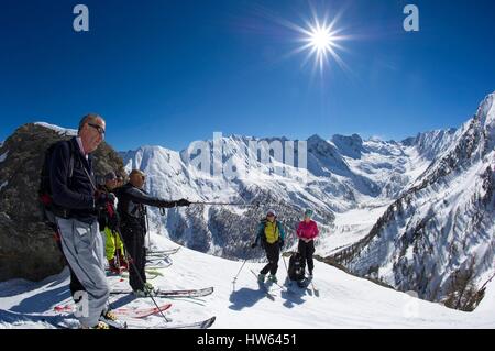 Italien, Piemont, Val Pellice, Gruppe von Backcountry Skifahrer in Richtung Colle della Croce 2299 m Tiefe Mont Viso 3841 m betragen Stockfoto