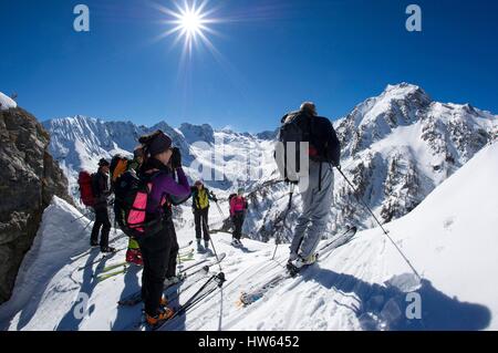 Italien, Piemont, Val Pellice, Gruppe von Backcountry Skifahrer Betrag in Richtung der Colle della Croce 2299 m unten rechts auf die obere Praroussin 2675 m Stockfoto