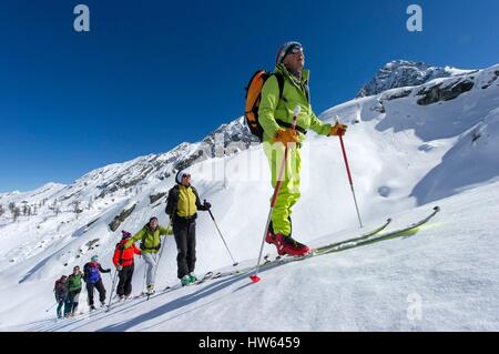 Italien, Piemont, Val Pellice, Gruppe von Backcountry Skifahrer unter der Leitung von Yvan Estienne Mountain Guide Menge in Richtung Col 2567 m Manzol Stockfoto