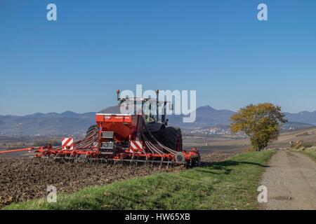 Frankreich, Puy de Dome, Traktor und Sämaschine, Limagne Ebene, im Hintergrund, der Chaîne des Puys, Vulkane der Auvergne Naturpark Parc Naturel Régional des Volcans d'Auvergne Stockfoto