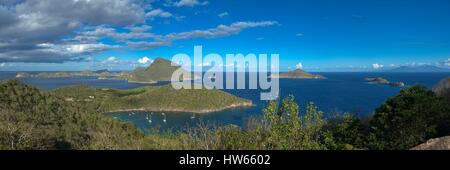 Frankreich, Guadeloupe, Les Saintes Archipel, Terre de Bas, Panorama Blick über Terre-de-Haut und Grande Baie im Vordergrund Stockfoto