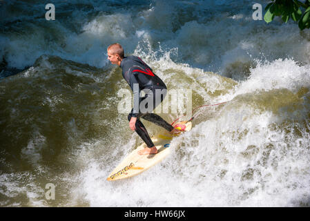 München, Deutschland - 7. Juni 2016: Schüler/inen Surfen an der Isar in München, Bayern, Deutschland Stockfoto