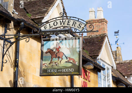 Das Pferd und dem Hund Pub Zeichen, A Blumen Kneipe Verkauf von Bier, Blumen, Broadway Village, Cotswolds, Worcestershire England UK Stockfoto