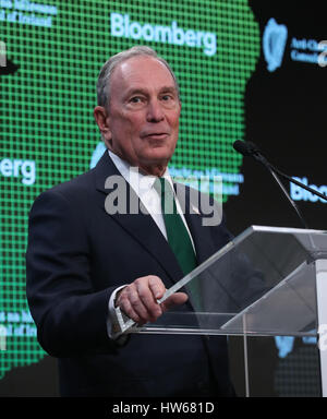 Der ehemalige New Yorker Bürgermeister Michael Bloomberg vor irischen Taoiseach Enda Kenny Adressierung Personal im Bloomberg-Hauptquartier in New York USA sprechen. Stockfoto