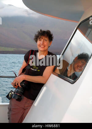 Weibliche Alleinreisende posiert auf einer Yacht vor der Küste der Insel Isabela in den Galapagos-Inseln, Ecuador. Stockfoto