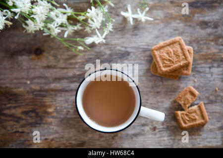 Kaffee oder Tee mit Keksen Stockfoto