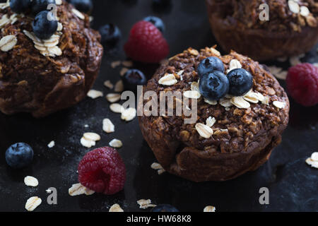 Hausgemachte Schokoladen-Muffins mit Bluesberries und Hafer. Stockfoto
