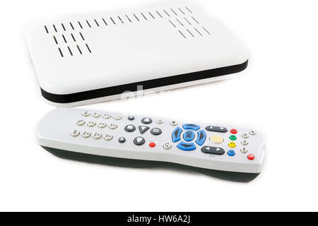 Remote und weißen Empfänger für Internet-TV (Set-Top-Box) auf weißem Hintergrund Frontansicht Stockfoto
