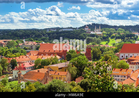 Gotische St.-Anna-Kirche & St. Franziskus von Assisi (Bernhardiner) römisch-katholische Kirche. Vilnius von oben der Gediminas-Turm. Rote Dächer der Altstadt, s Stockfoto