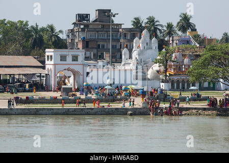 Indien, Kolkata (aka Kalkutta bis 2001) Hauptstadt des indischen Bundesstaates Westbengalen, Hooghly River. Dorfbewohner im Fluss Baden. Stockfoto