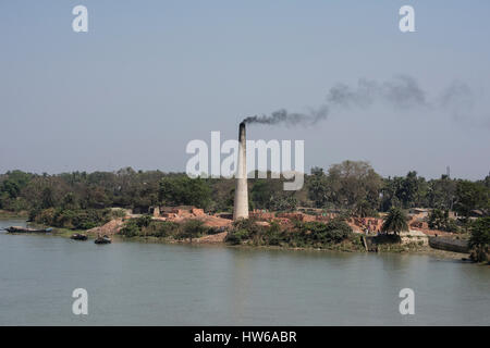 Indien, Kolkata (aka Kalkutta bis 2001) Hauptstadt des indischen Bundesstaates Westbengalen, gelegen am Fluss Hooghly. Rauchen-Schornstein aus einer typischen bric Stockfoto