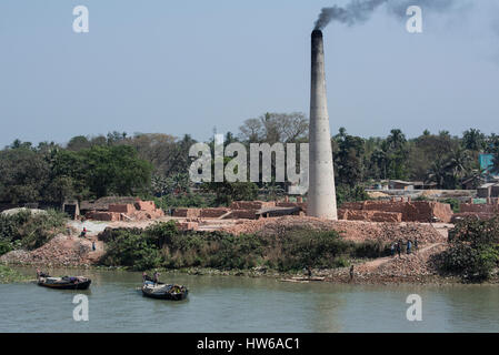 Indien, Kolkata (aka Kalkutta bis 2001) Hauptstadt des indischen Bundesstaates Westbengalen, gelegen am Fluss Hooghly. Rauchen-Schornstein aus einer typischen bric Stockfoto