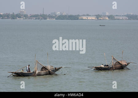 Indien, Kalkutta (aka Kalkutta bis 2001) Hauptstadt des indischen Bundesstaates Westbengalen, auf dem Hooghly River entfernt. Die lokalen Fischer in kleinen Boot. Stockfoto