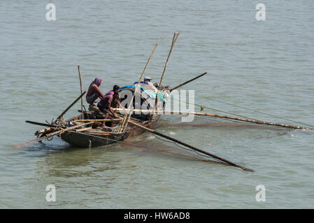 Indien, Kalkutta (aka Kalkutta bis 2001) Hauptstadt des indischen Bundesstaates Westbengalen, auf dem Hooghly River entfernt. Die lokalen Fischer in kleinen Boot. Stockfoto