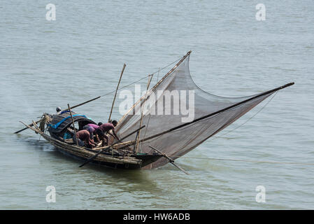 Indien, Kalkutta (aka Kalkutta bis 2001) Hauptstadt des indischen Bundesstaates Westbengalen, auf dem Hooghly River entfernt. Die lokalen Fischer in kleinen Boot. Stockfoto