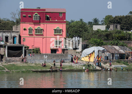 Indien, Kolkata (aka Kalkutta bis 2001) Hauptstadt des indischen Bundesstaates Westbengalen, Hooghly River. Dorfbewohner im Fluss Baden. Stockfoto