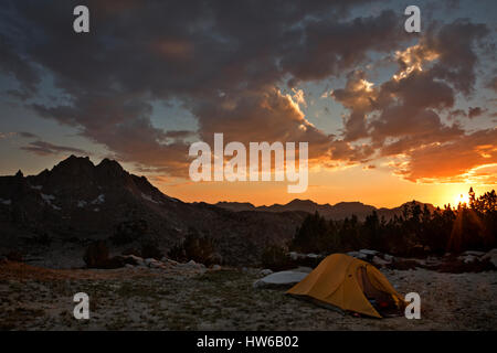 CA03065-00... Kalifornien - Sonnenuntergang ein Campingplatz in der Nähe von Silver Pass entlang der JMT/PCT in die John Muir Wilderness Area. Stockfoto