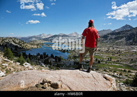 CA03070-00... Kalifornien - Wanderer die Aussicht auf Marge See auf Ruhepause entlang der PCT/JMT in die John Muir Wilderness Area. Stockfoto