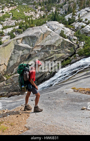 CA03085-00... Kalifornien - John Muir Trail Wanderer in Le Conte Canyon; Kings Canyon National Park. Stockfoto