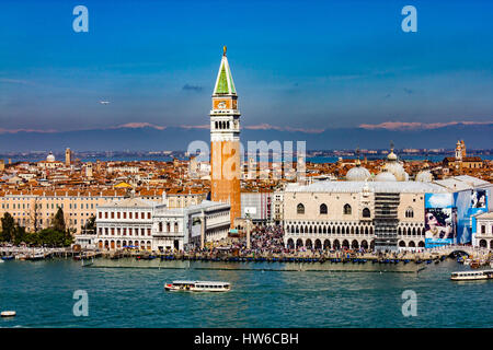 Menschenmassen in St. Marks Platz, Venedig Stockfoto