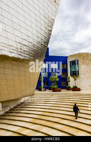 Ein Mann steigt Stufen im Guggenheim Museum, Bilbao, Spanien. Stockfoto